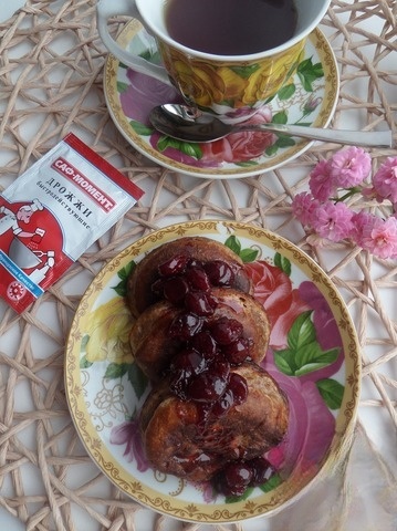 Chocolate pancakes with spicy cherry sauce