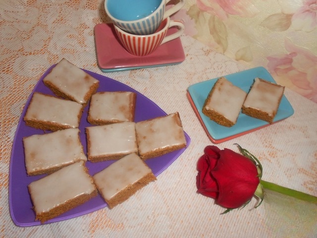 Honey gingerbread with icing