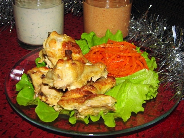 Куриные крылья с двумя видами соуса