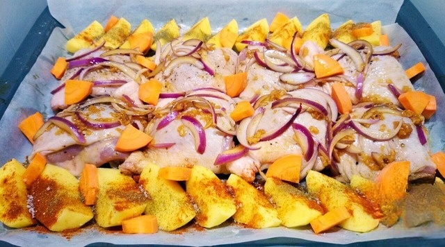 Куриные бедра с картофелем и морковью