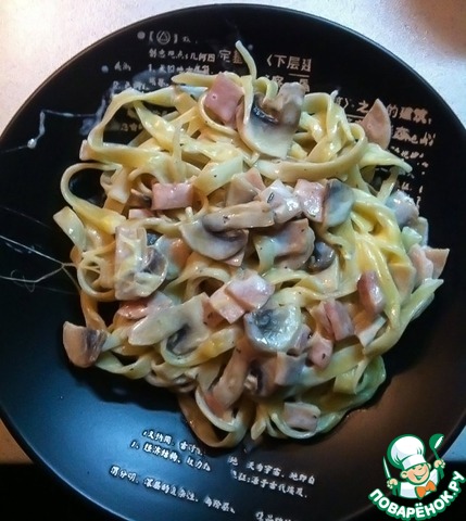 Pasta with mushrooms and ham