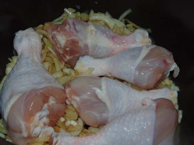 Куриные ножки на луковой подушке