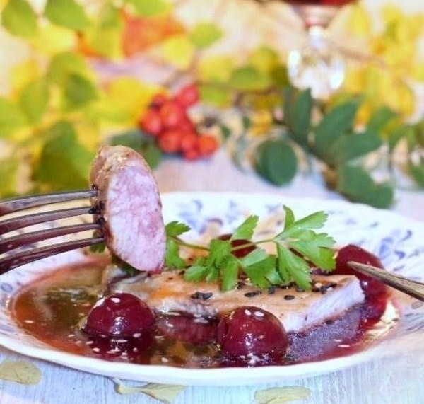 Куриные стейки с вишневым соусом