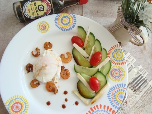 Poached egg with shrimp