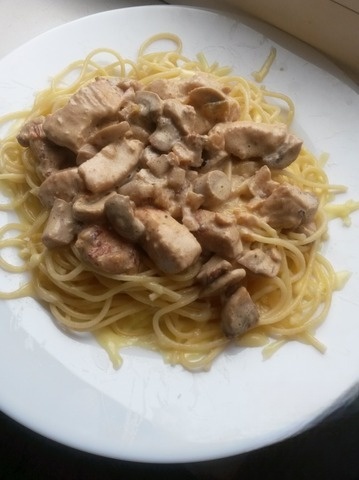 Паста с курицей и грибами в сливочном соусе