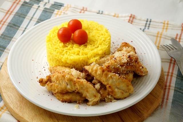 Куриные полоски с жёлтым рисом
