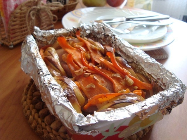 Курица в соевом соусе с яблоком и морковью