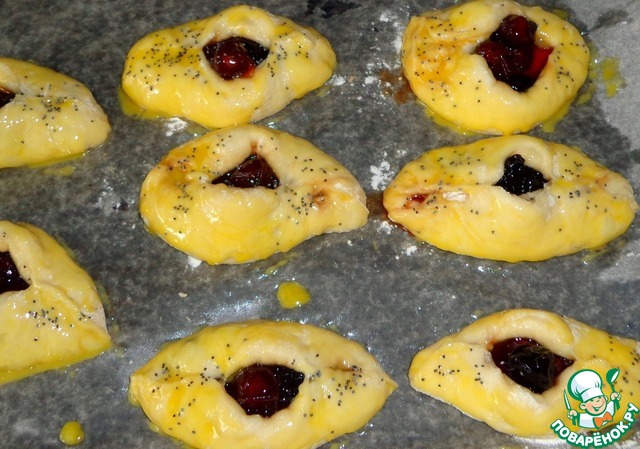 Расстегаи с черешней