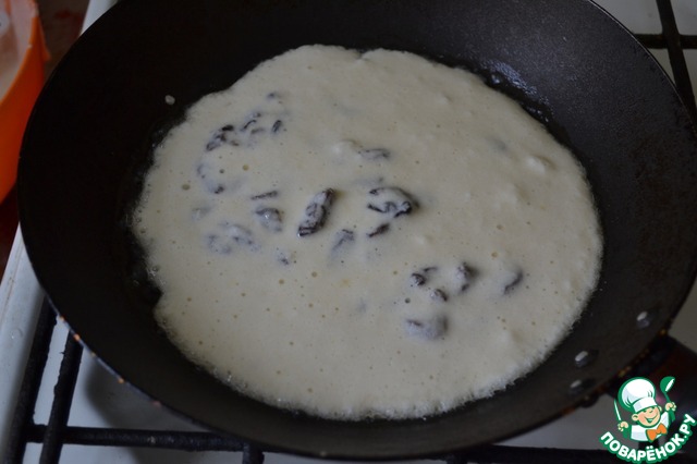 Sweet omelette with raisins