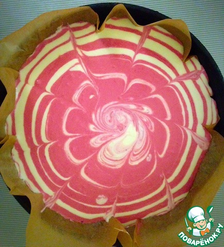 Cheesecake with raspberry puree