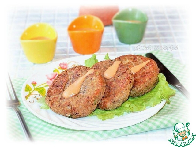 Meat patties with quinoa and sauce