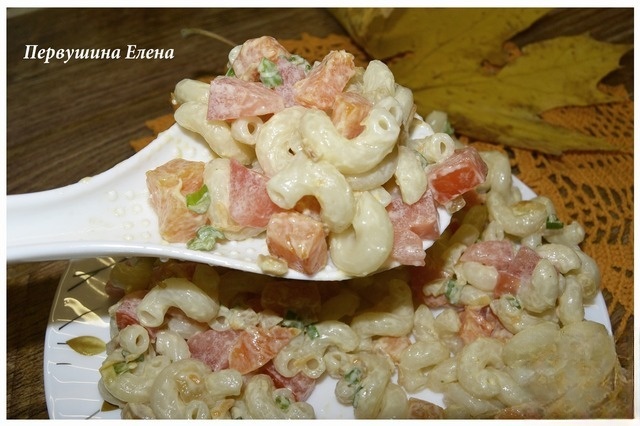 Pasta with pumpkin sauce and tomato