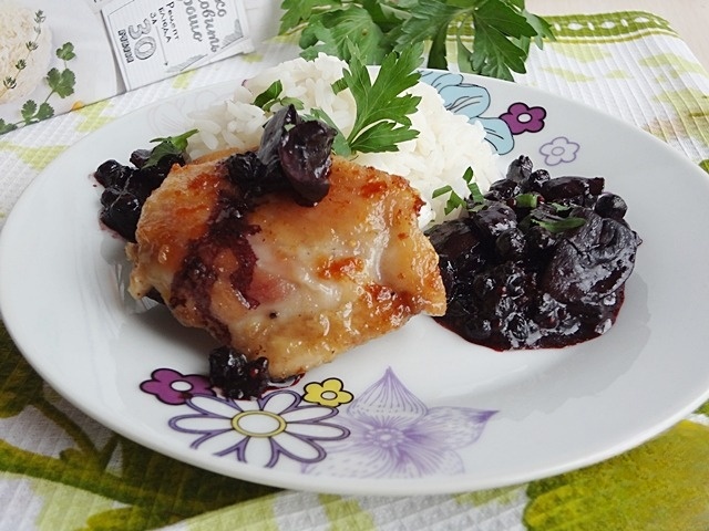 Fried chicken with mushrooms and blueberries