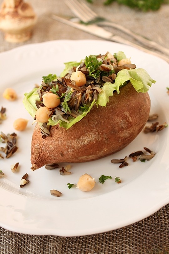 Карамельный батат с диким рисом и проростками нута