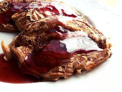 Pancakes with cinnamon under a pomegranate sauce