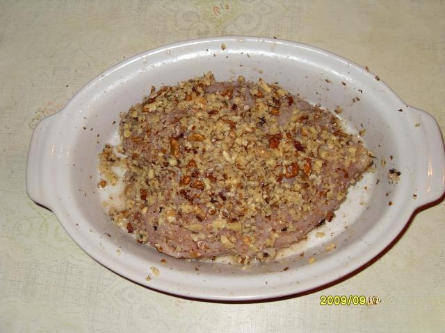 Куриная грудка с ананасом, черносливом и орехами