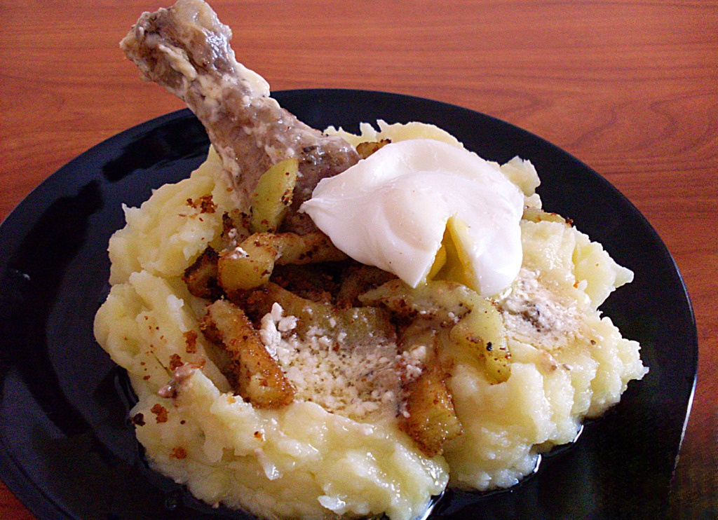 Куриная голень с баклажаном и яйцом-пашот