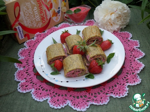 Pancake rolls with cottage cheese and strawberries