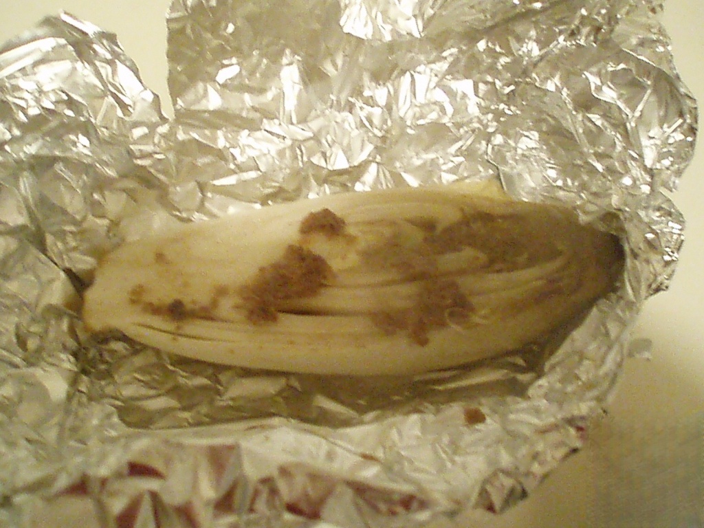 Салатный цикорий, запеченный с анчоусной пастой