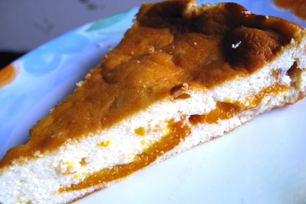 Cheesecake with apricots
