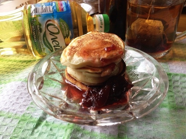 Pancakes with plum jam fault
