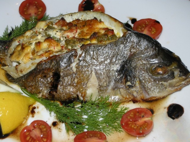 Dorada baked with sweet peppers