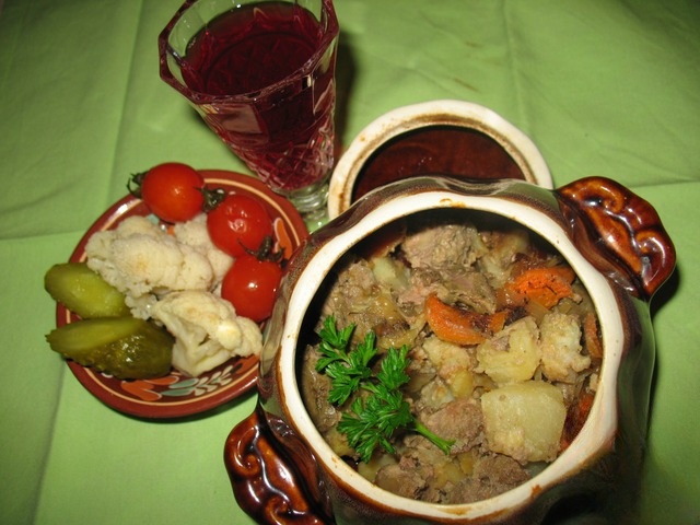Turkey liver with vegetables in a creamy wine sauce