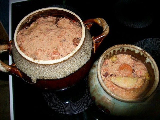 Lamb with beans and vegetables in pots