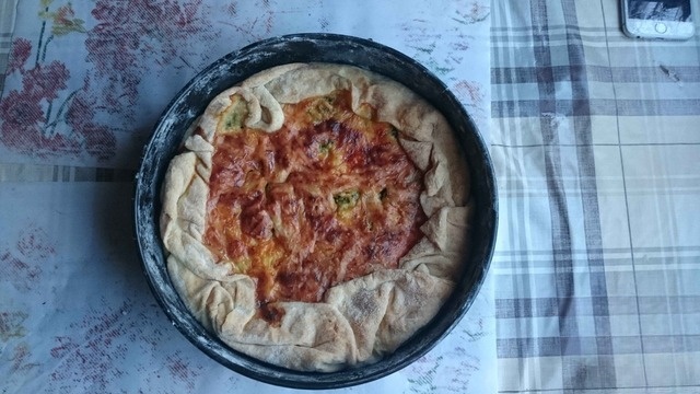 Открытый пирог по мотивам киша