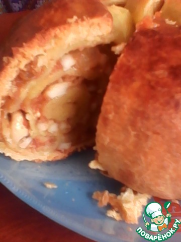 Moldavian layer pie with nuts and raisins