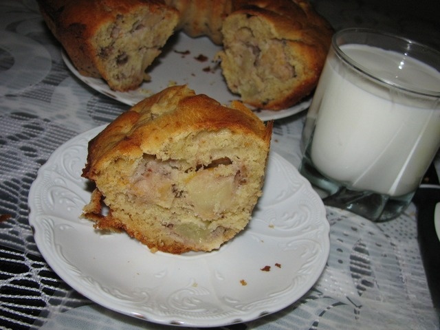 Banana-Apple muffins with nuts