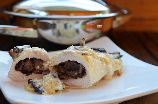 Chicken pockets with cheese sauce