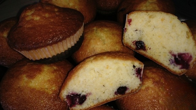 Cupcake with currant and orange