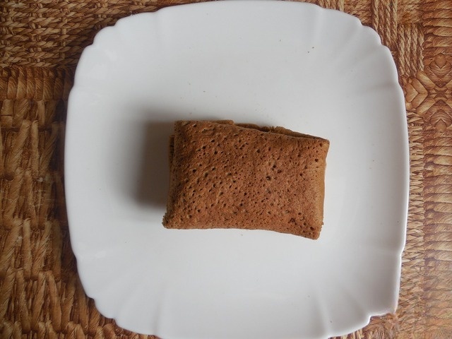 Onion pancakes with chicken and raspberry sauce