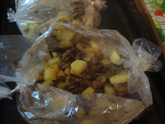 Potatoes with mushrooms in the sleeve