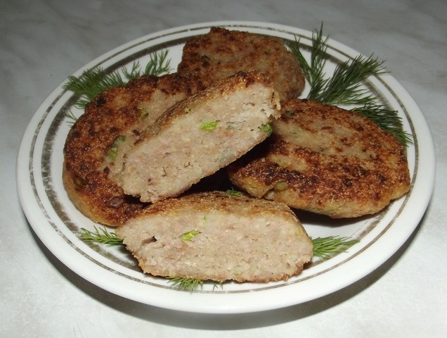 Котлеты с мясом и пшенной кашей