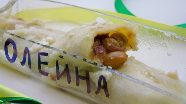 Pancakes with grapes and feta