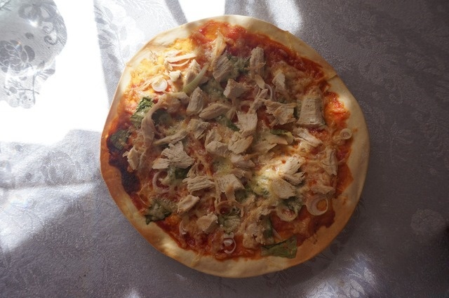 Pizza with chicken