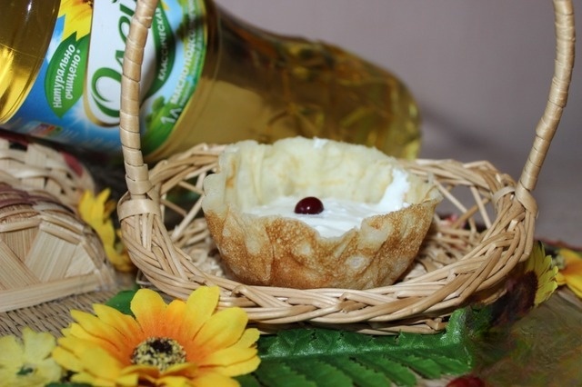Pancake baskets with cottage cheese filling