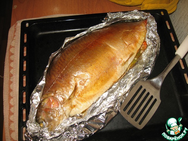 Salmon, whole baked with sweet peppers