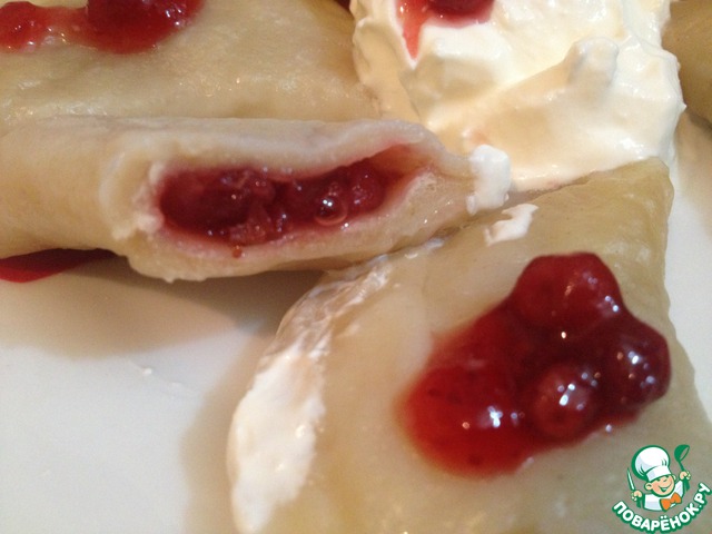 Dumplings with sauce 