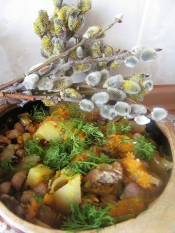 Мясные шарики с овощами в горшочке
