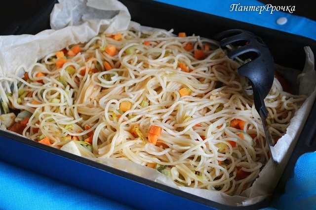Spaghetti in parchment with vegetables