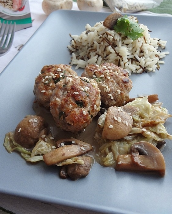 Pork cutlets with cabbage in Thai