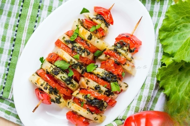 Vegetable kebab with herbs and bacon
