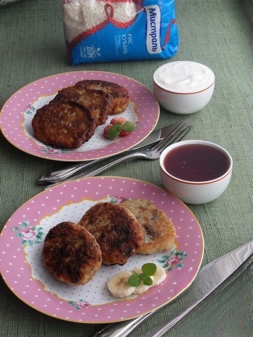 Rice cake with prunes and nuts