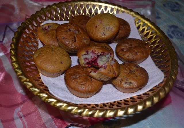 Muffins with raspberries