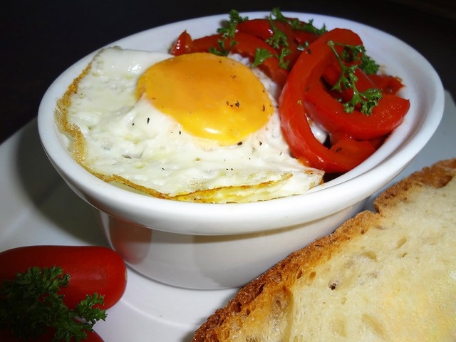 Sweet pepper in tomato sauce with egg