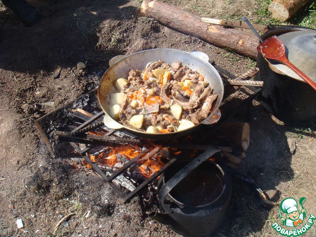 Тушеный картофель с ребрышками на костре