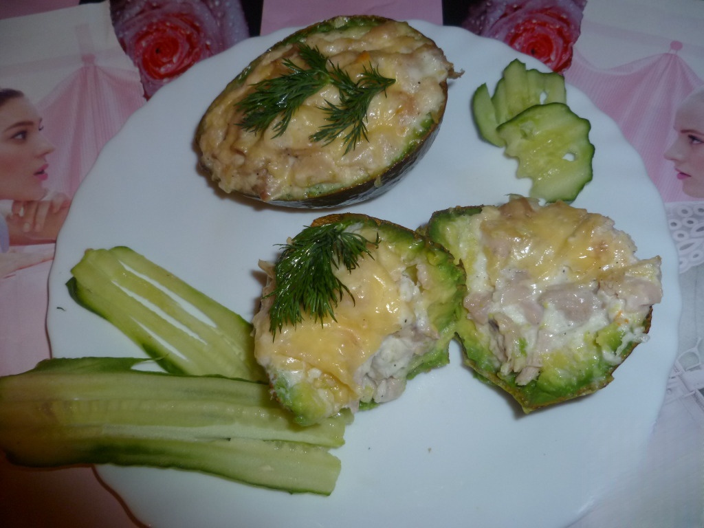 Авокадо, запеченное с курицей 